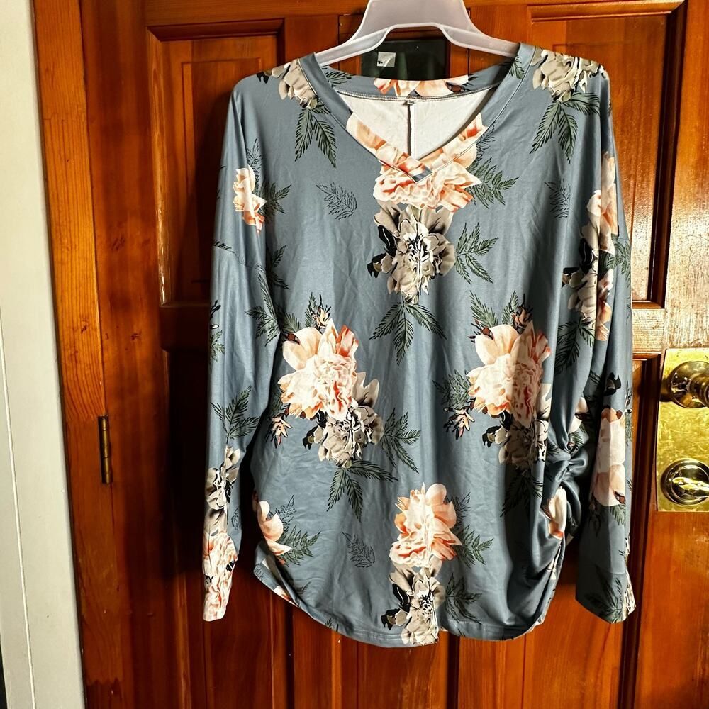Long Sleeve Grey Floral blouse , Rousing sides Size: 2X Business, light weight